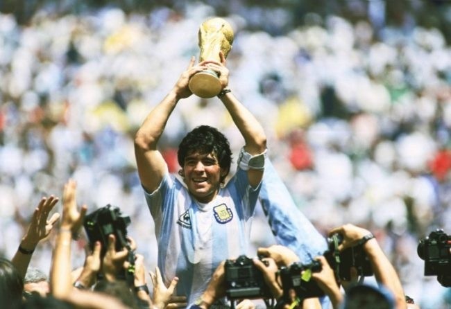 Diego Maradonaposa con el sueño de todo un país en sus manos