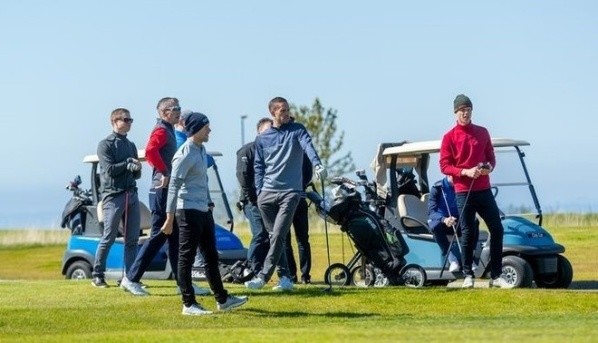 MUY RELAJADOS. El plantel de Islandia jugando al golf.