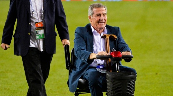 El 'Maestro' Tabárez con su carrito característico.