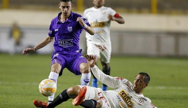 Facundo Castro disputando un balón con Defensor Sporting.