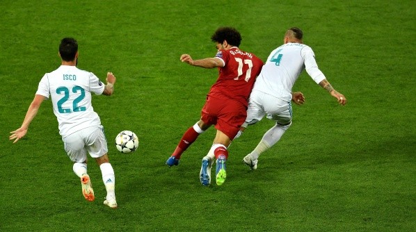 EL MOMENTO EXACTO. Sergio Ramos engancha a Salah antes de caer al suelo en la final de la Champions League (Foto: Getty).