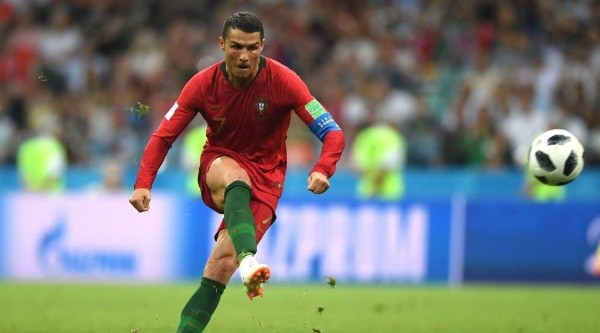 Cristiano Ronaldo en la ejecución del gran tiro libre.