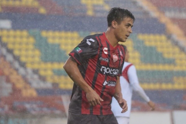 BrianFernández con la camiseta del Necaxa.