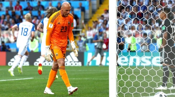 LA FURIA DE WILLY. Islandia celebra en el fondo ante la frustración de Caballero (Foto: Getty).