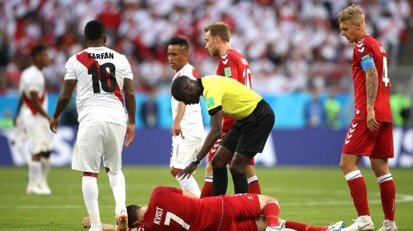 William Kvist tendido en el piso tras la infracción.