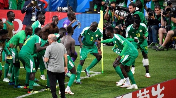 MUCHO BAILE. La alegría de los jugadores de Senegal en la victoria ante Polonia (Foto: Getty).