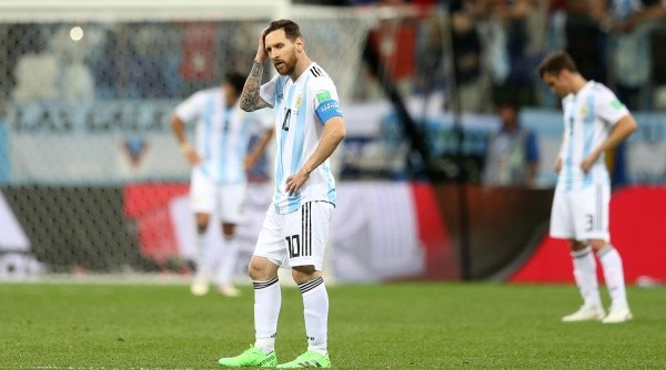 Foto de Lionel Messi muy triste con la Selección Argentina.