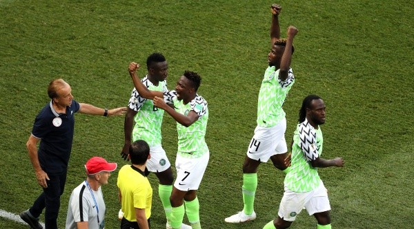 ARRIBA LAS ÁGUILAS. Toda Nigeria celebra el tanto ante Islandia para su primer triunfo en el Mundial (Foto: Getty).