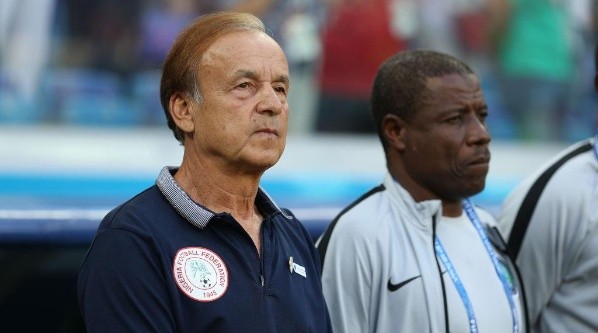 Gernot Röhr durante el triunfo de Nigeria sobre Islandia.