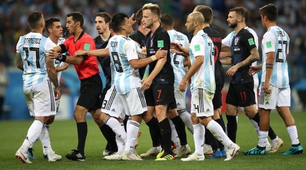 CALIENTE. Javier Mascherano discute en el tumulto de Argentina-Croacia (Foto: Getty).