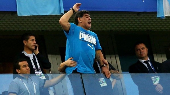 Diego Maradona alentando a la Selección Argentina.