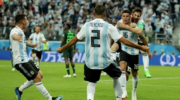 EL FESTEJO DE TODOS. Messi arriba de Rojo y Mercado lo espera con los abrazos abiertos (Foto: Getty).