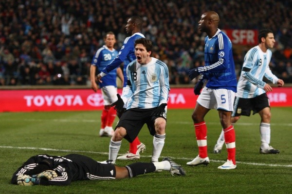 YA LO SUFRIÓ. Messi celebra el 1-0 con Mandanda en el piso (Foto: Getty).