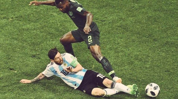 RASPA. Lionel Messi traba ante Nigeria en una de las últimas jugadas del partido.
