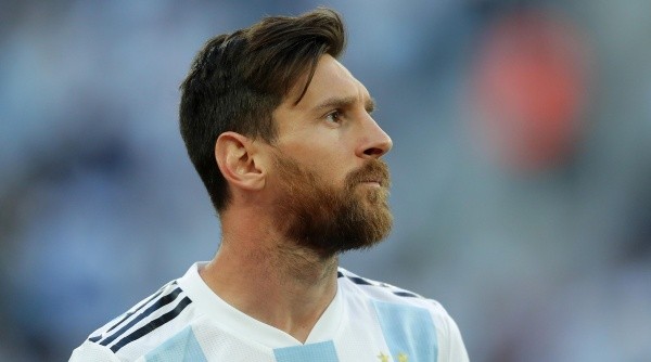 CONTRA NIGERIA. El look de Lionel Messi durante el himno argentino en el último partido (Foto: Getty).