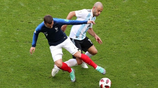 Mascherano intenta quitarle el balón a Griezmann desde atrás (Foto: Getty).