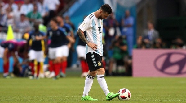 AFUERA. La frustración de Lionel Messi después de uno de los goles de Francia contra Argentina (Foto: Getty).