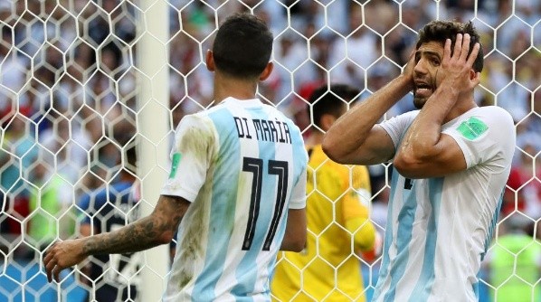 Fazio se agarra la cabeza ante la mirada de Di María.