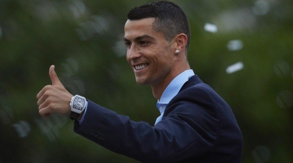 Cristiano Ronaldo sonríe.