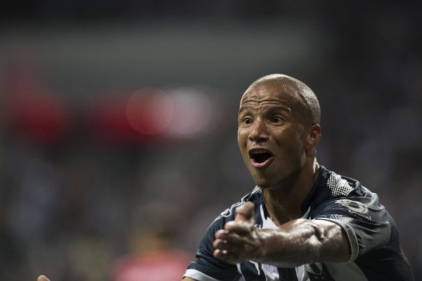 Carlos Sánchez con la playera de los Rayados de Monterrey.