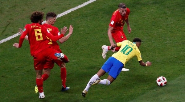 Neymar intentó engañar al árbitro.