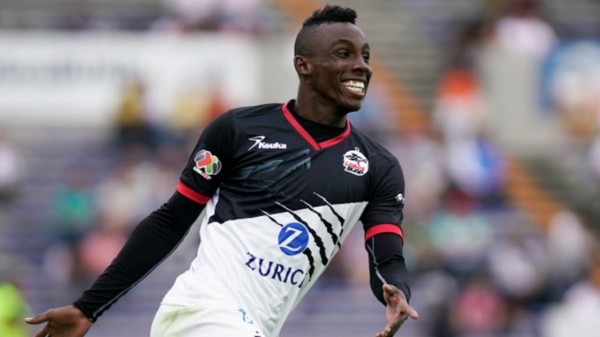 Julian Quiñones con la playera de Lobos BUAP.