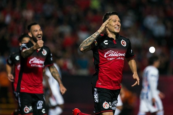 DamiánMusto con la playera de los Xolos de Tijuana.