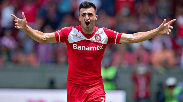 Enrique Triveriocelebrando con la playera del Toluca.