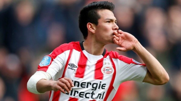 Chuchy Lozano celebrando con la playera del PSV Eindhoven.