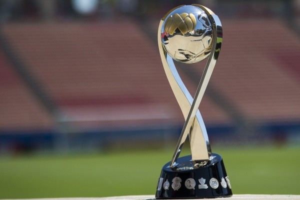 La copa en disputa para el Campeón de Campeones de la Liga MX.