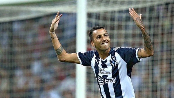 Leonel Vangioni con la playera de los Rayados de Monterrey.