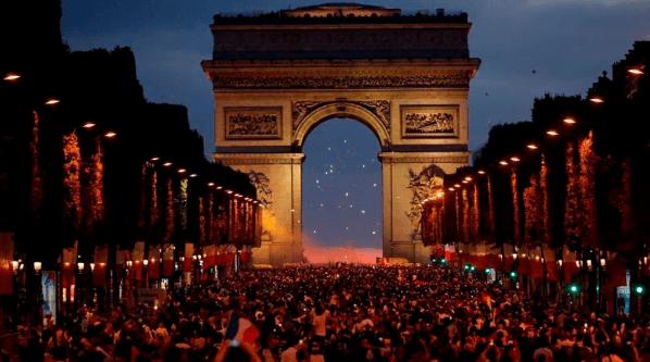 Los franceses celebran a los pies del Arco del Triunfo.