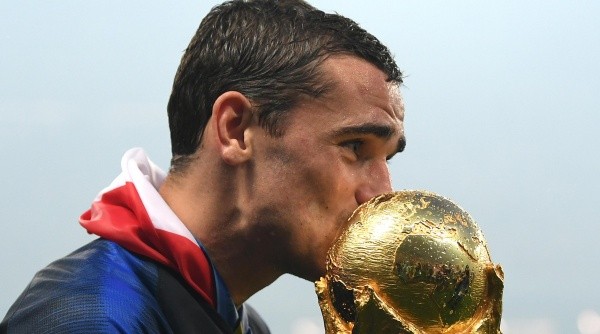 Griezmann besa el trofeo más preciado.