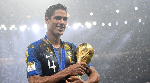 Raphael Varane con la Copa del Mundo.