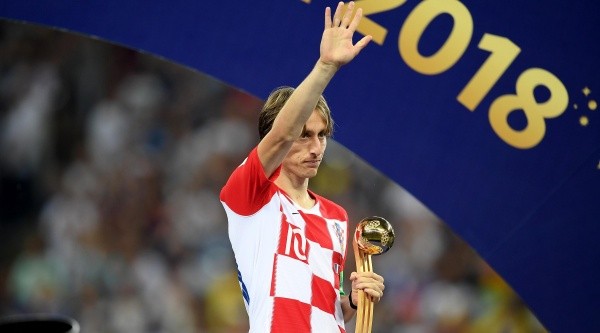 Luka Modric con su premio al mejor jugador del Mundial.