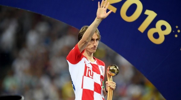 Luka Modric con su premio a mejor jugador del Mundial