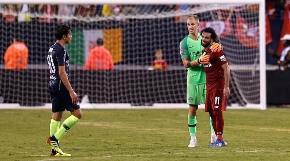 SONRISAS. El abrazo entre Hart y Salah tras la victoria del Liverpool.
