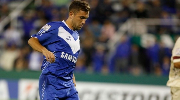 Agustín Allione con la camiseta de Vélez.