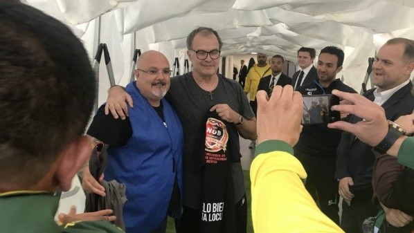 Marcelo Bielsa recibe el cariño de la gente.