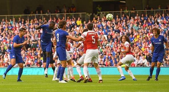CABEZAZO LETAL. El momento exacto en que Rüdiger pone el 1-0 ante Arsenal.