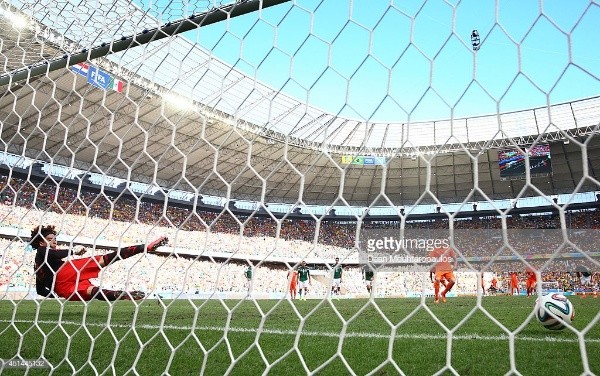 Guillermo Ochoa vs Klaas-Jan Huntelaaren el Mundial Brasil 2014. (GettyImages)