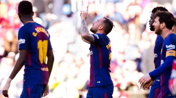 Paco Alcácer festeja en el Camp Nou con el Barcelona en la última temporada.