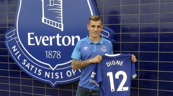 Lucas Digne posando con la camiseta de Everton.