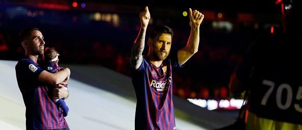 EL DUEÑO DE BARCELONA. Lionel Messi saluda al Camp Nou (Foto: Getty).