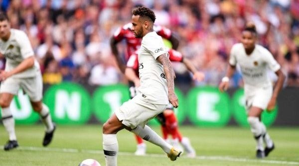 Neymar, de blanco, marcó su segundo gol en la temporada.