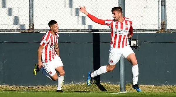 Fabián Noguera cabeceó dos veces en un minuto y lastimó a Boca.