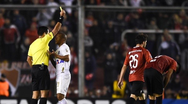 Carlos Sánchez en el duelo ante Independiente.