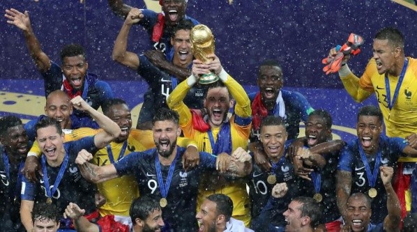 Lloris levanta la copa en Rusia.