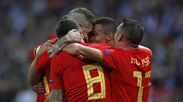 CELEBRA LA ROJA. Rodrigo Moreno festeja el 2-1 de España con Sergio Ramos, Saúl e Iago Aspas.