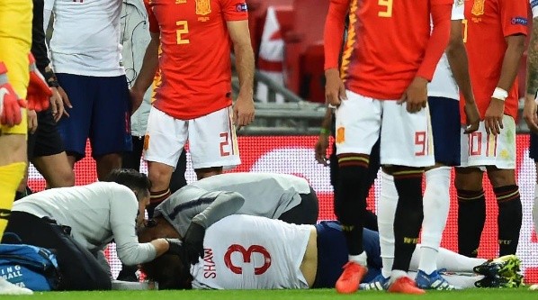 DURÍSIMO GOLPE. Shaw sufrió el codazo de Carvajal.